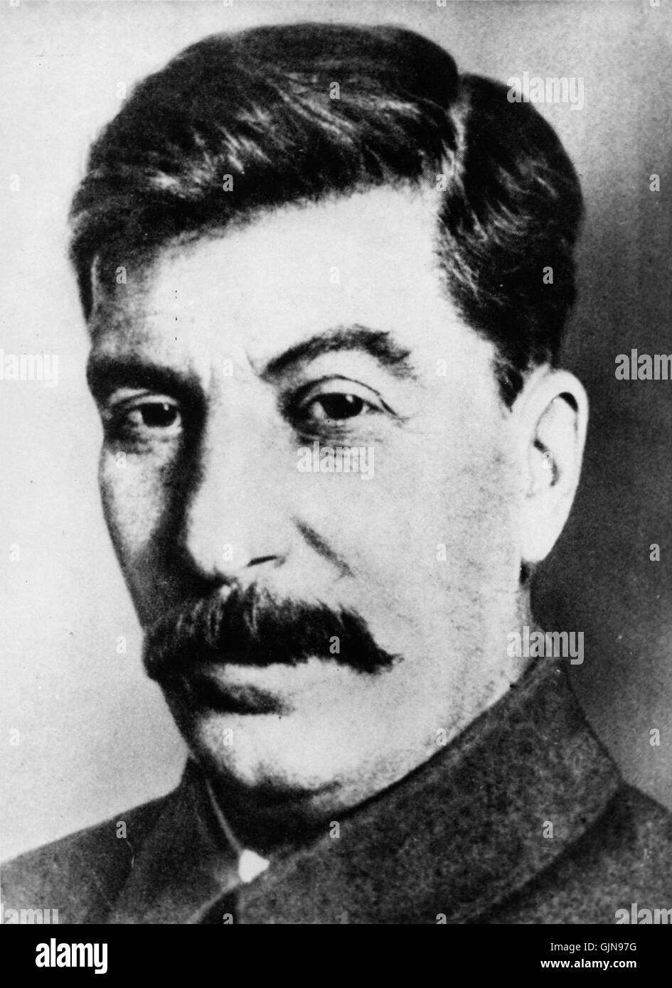Un ritratto di Iosif Stalin, di circa 33 anni, a partire dal 1913 circa. La fotografia cattura Stalin in gioventù, prima della sua ascesa al potere in Unione Sovietica. Foto Stock