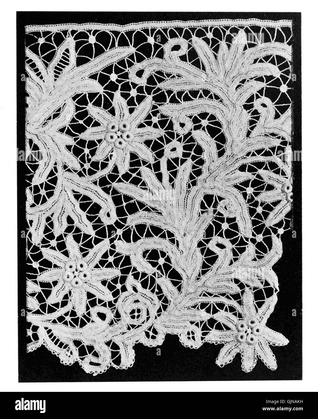 La storia e le origini del merletto risalgono al tardo medioevo. Il merletto è diventato un tessuto di spicco nella moda europea, spesso associato al lusso e alla raffinatezza, e continua ad essere un simbolo di intricata artigianalità nell'arte tessile. Foto Stock