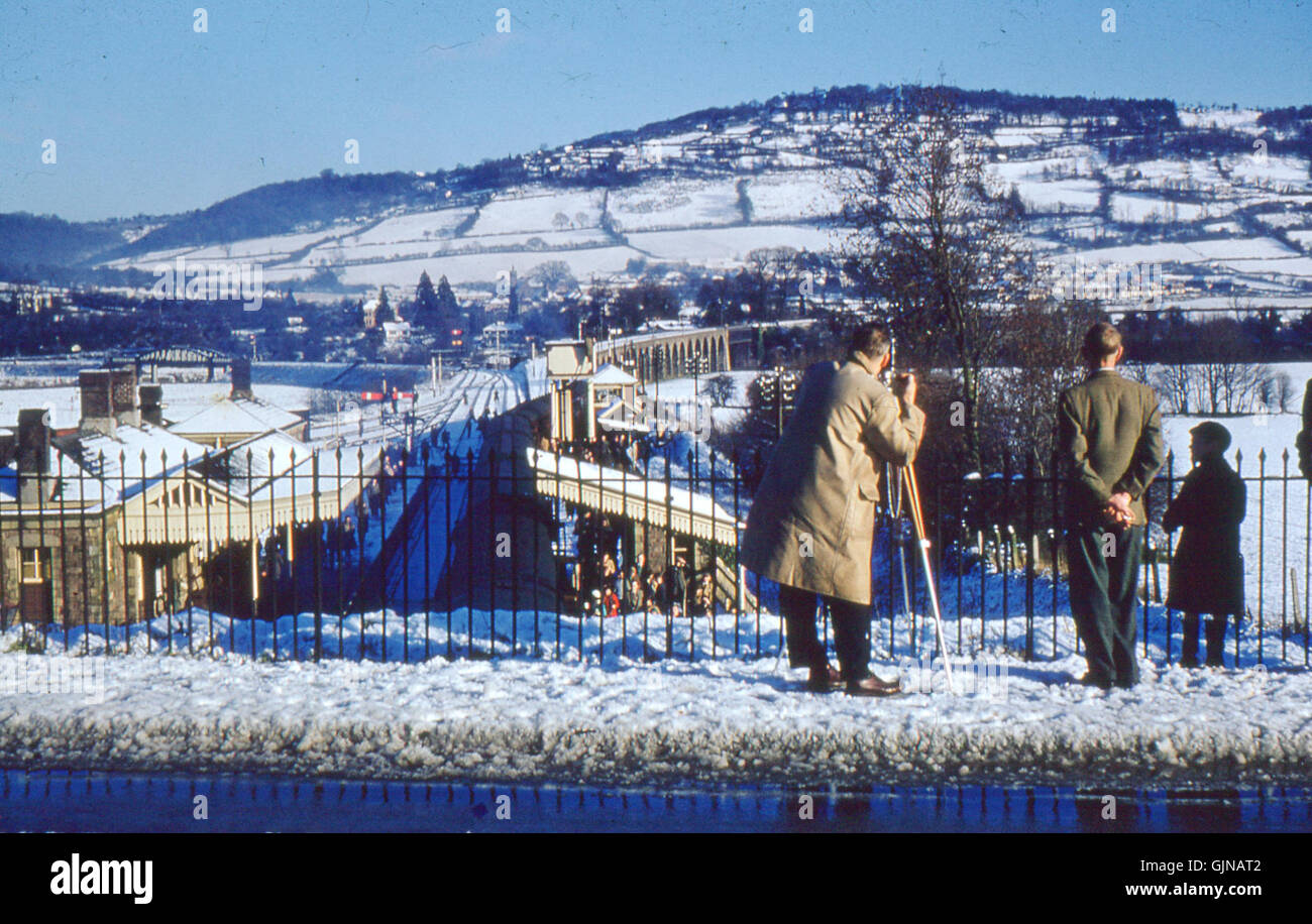 Questa fotografia cattura l'ultimo treno che parte dalla stazione di Monmouth Troy nel 1959 prima della sua chiusura. L'immagine segna la fine di un'epoca nella storia delle ferrovie britanniche, che riflette la transizione dalle locomotive a vapore e il declino delle linee ferroviarie rurali. Foto Stock