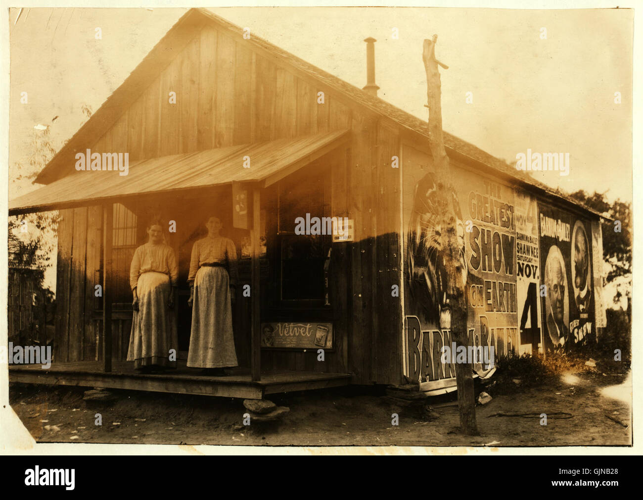 Una fotografia di Lewis Hine del 1916, che mostra un negozio rurale nella contea di Pottawatomie, Oklahoma. L'immagine cattura la vita quotidiana nell'America dei primi anni del XX secolo, offrendo uno sguardo sul commercio rurale e sul ruolo della comunità nell'economia locale. Foto Stock