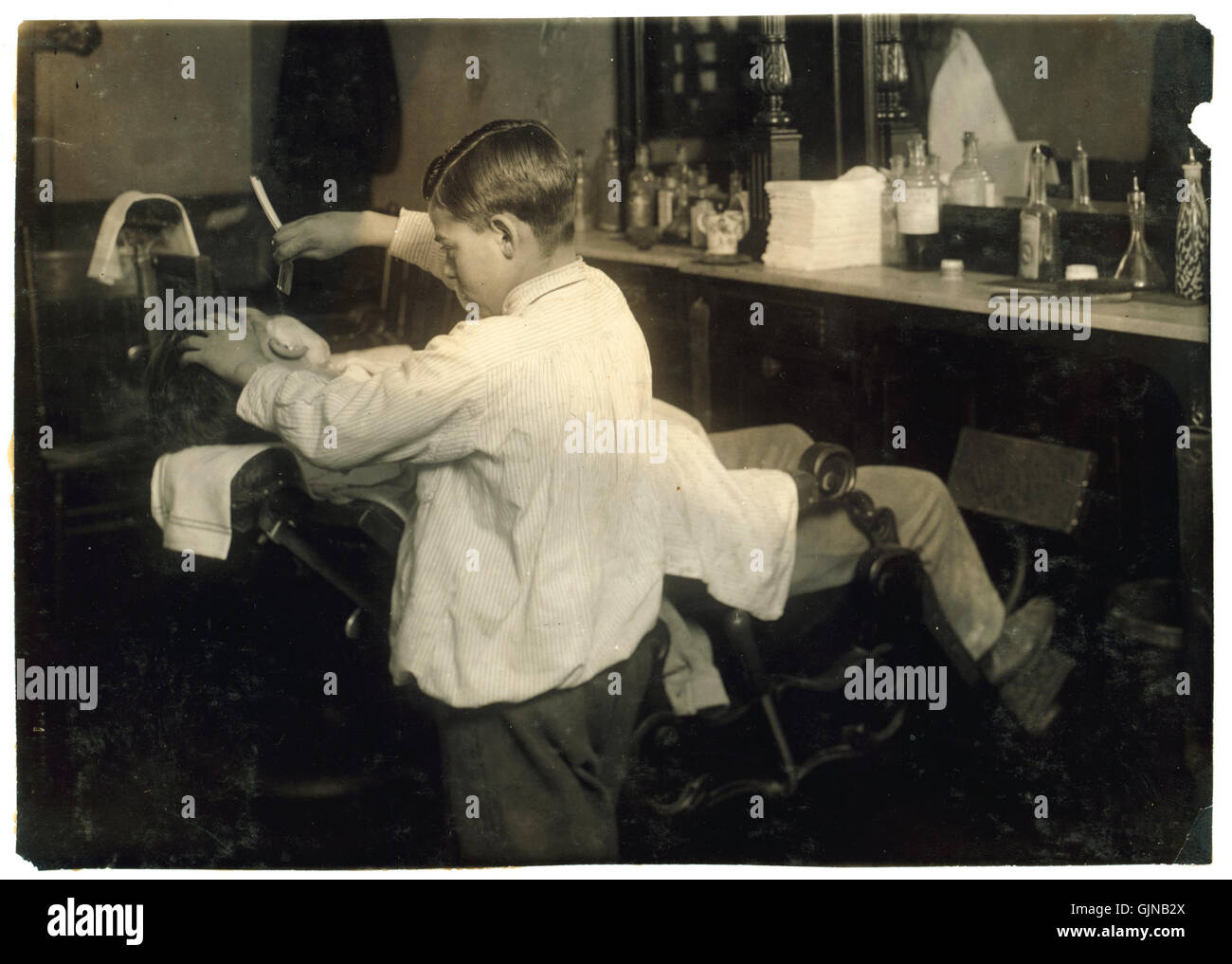 Lewis Hine, Frank De Natale, 12 anni di barbiere, Boston, 1917 Foto Stock