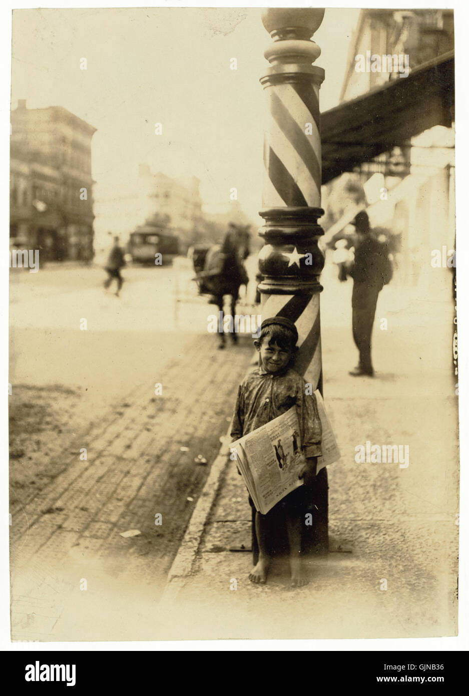 Lewis Hine, Indianapolis newsboy, 41 pollici alto, 1908 Foto Stock