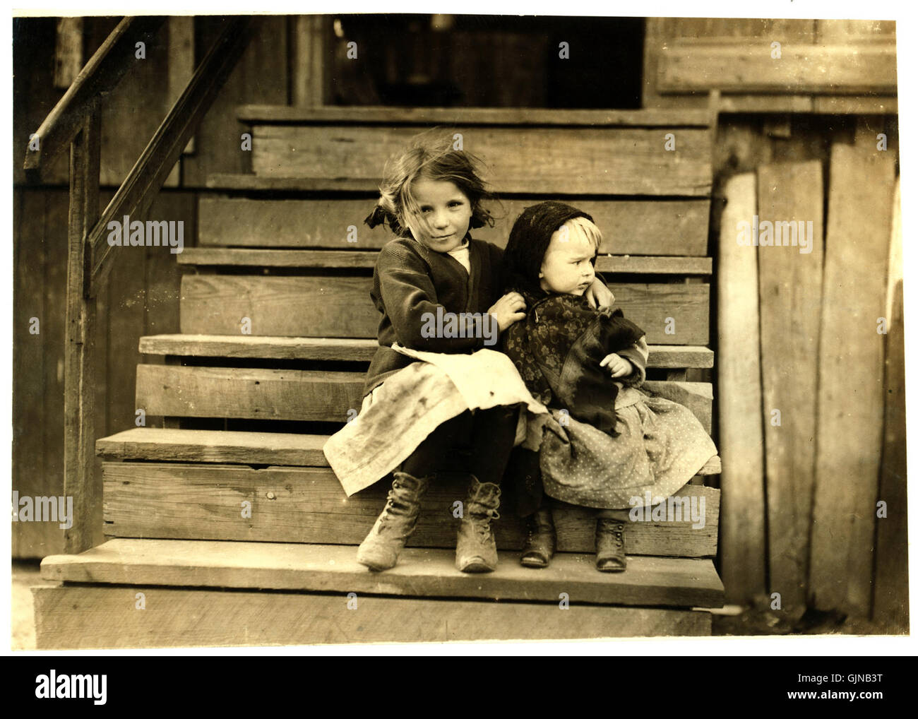 Lewis Hine, poco Julia tendendo il bambino a casa, il Bayou La Batre, Alabama, 1911 Foto Stock