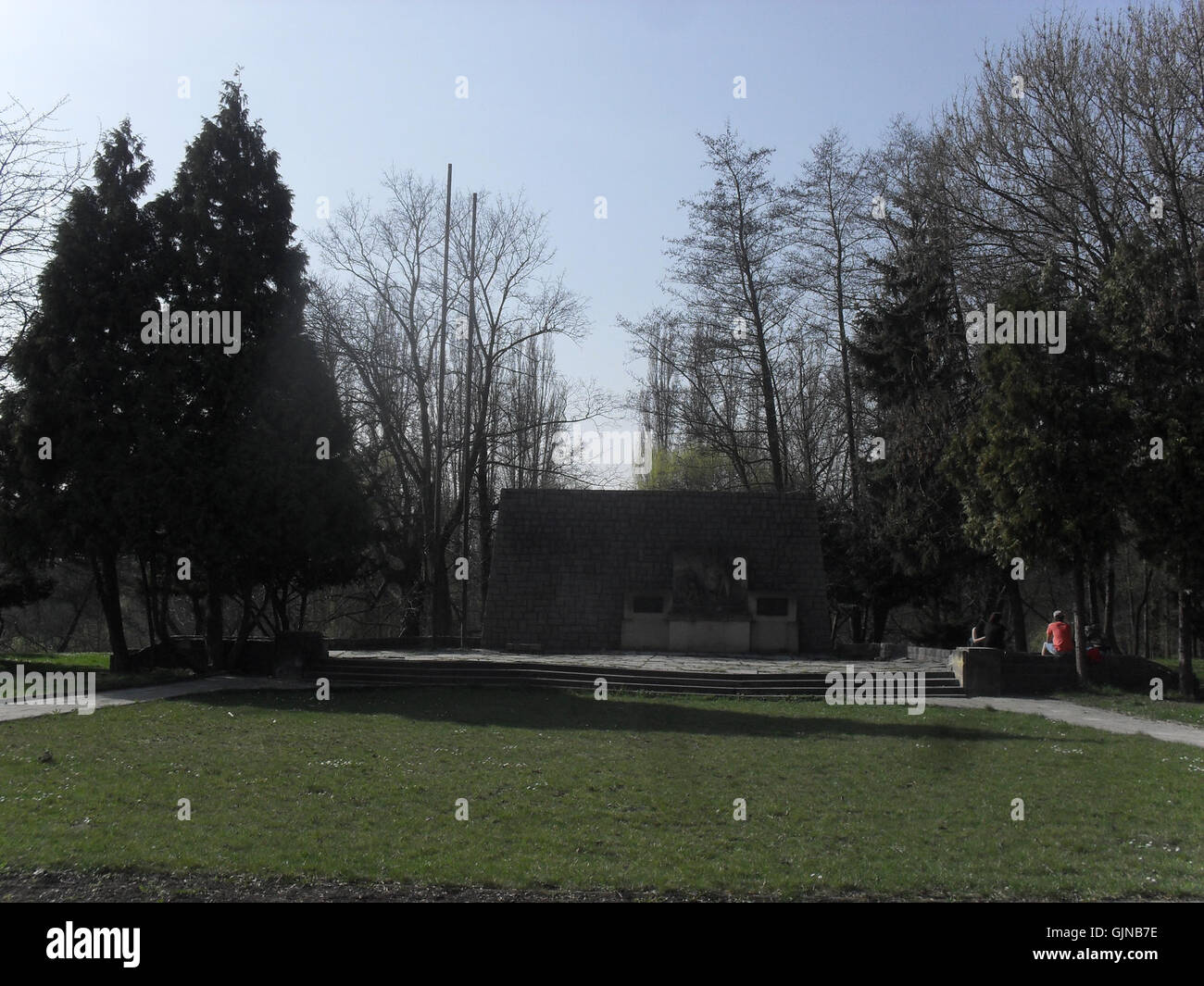 Una foto storica che mostra il monumento di Pomn vicino al viadotto Duchcovsky nella Repubblica Ceca, mettendo in evidenza il patrimonio e le infrastrutture locali. Foto Stock