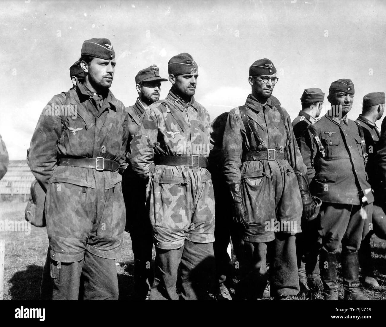 Prigionieri di guerra della Luftwaffe in Normandia, 1944, catturati durante la seconda guerra mondiale. Questo momento storico mette in evidenza le conseguenze del combattimento aereo e le condizioni dei prigionieri di guerra durante la guerra in Francia. Foto Stock