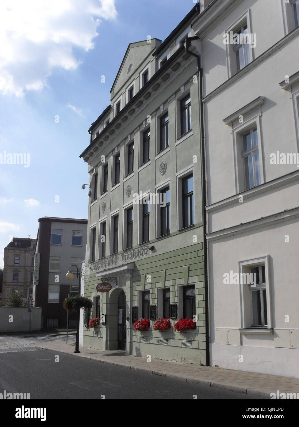 Una fotografia dettagliata del ristorante Radnice situato in Svobody 225 a Teplice, che cattura l'architettura e l'ambiente dell'edificio nel centro della città. Foto Stock