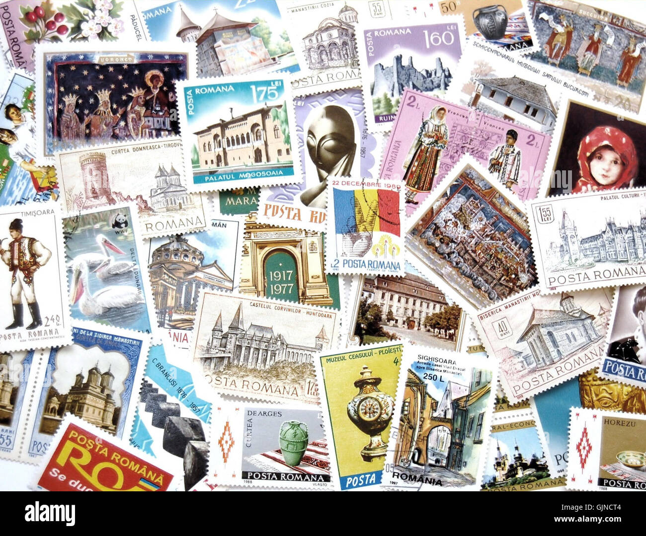 Questa collezione di francobolli rumeni illustra il ricco patrimonio culturale e storico del paese. I francobolli raffigurano importanti simboli nazionali, monumenti e figure lungo tutta la storia della Romania. Foto Stock