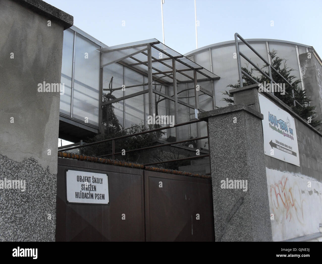 Questa immagine raffigura il ginnasio di Teplice, probabilmente un'istituzione storica o accademica. La fotografia presenta le caratteristiche architettoniche e il design della palestra dell'inizio del XX secolo. Foto Stock