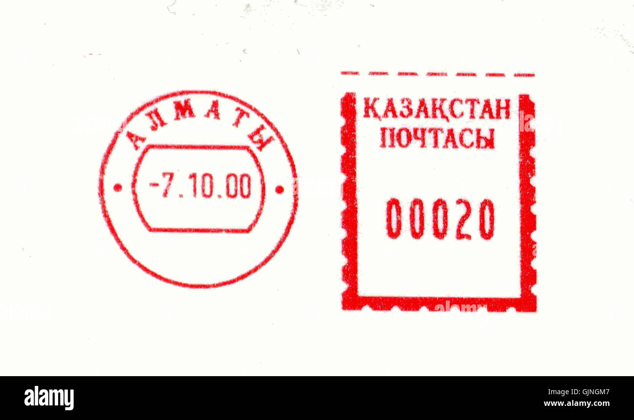 Un francobollo di 2000 metri dal Kazakistan, con l'emblema e la denominazione del paese, utilizzato per affrancare la posta. I francobolli dei contatori postali vengono generalmente applicati dalle aziende per pagare in anticipo le spese postali, visualizzando l'importo, la data e un identificatore univoco. Questo francobollo rappresenta il sistema postale del Kazakistan e il suo utilizzo nell'anno 2000. Foto Stock