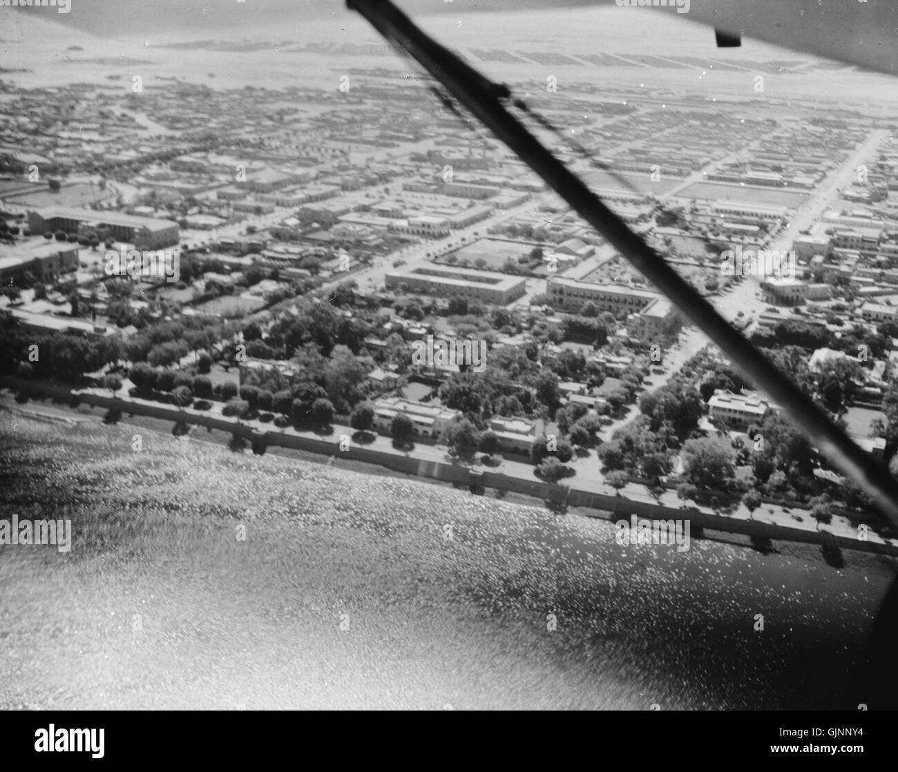 Vista aerea di Khartoum, Sudan, nel 1936, che mostra la città e il fiume Nilo. Questa immagine cattura il paesaggio urbano e le caratteristiche naturali della regione durante l'era coloniale, offrendo approfondimenti sullo sviluppo di Khartoum e sull'importanza del Nilo per l'area. Foto Stock