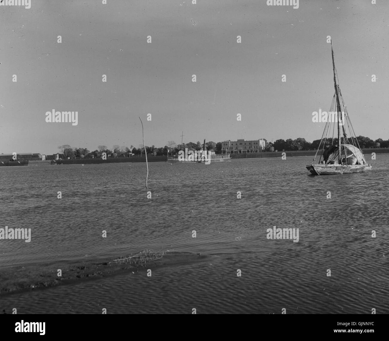 Questa fotografia del Palazzo di Khartoum, scattata attraverso il Nilo Azzurro nel 1936, cattura la grandezza del centro architettonico e politico del Sudan durante l'amministrazione anglo-egiziana del Sudan. Foto Stock