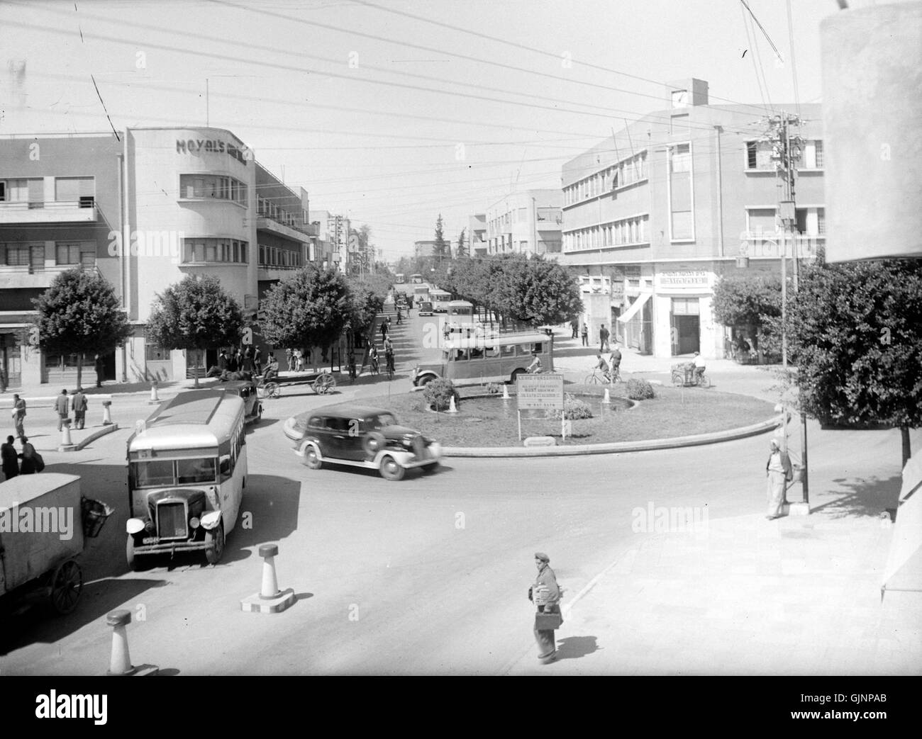 Questo documento evidenzia gli eventi chiave nello sviluppo di Tel Aviv tra il 1920 e il 1946. Copre la trasformazione della città durante il mandato britannico e i primi anni dello Stato di Israele. Foto Stock