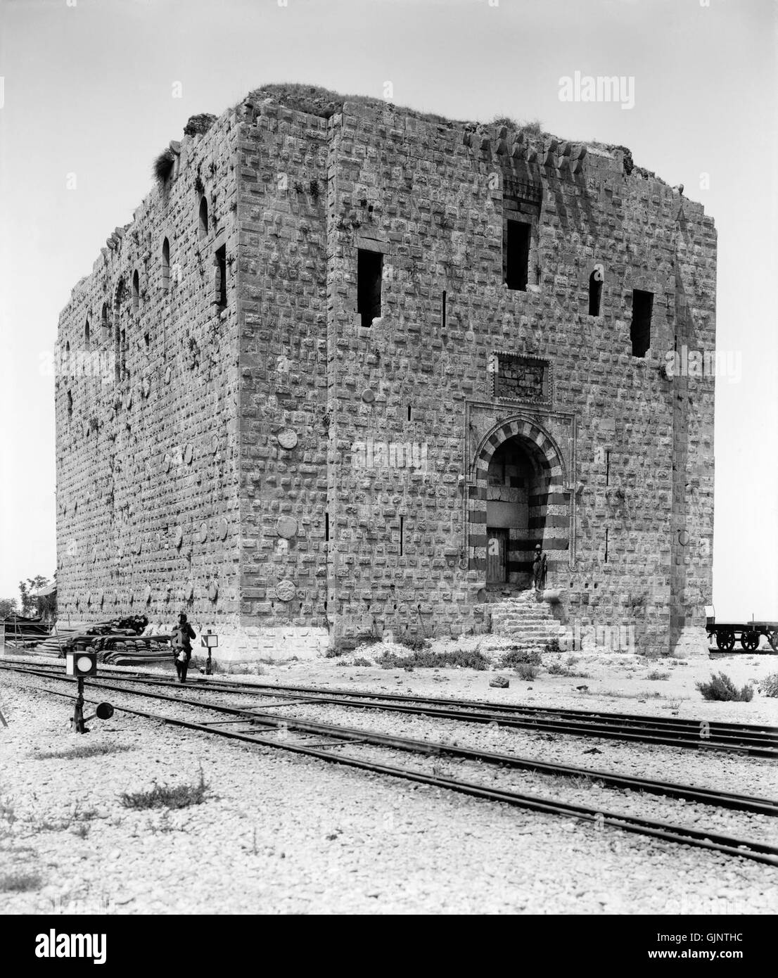Un'immagine modificata della Torre dei Leoni a Tripoli, un punto di riferimento storico della città. La torre è una parte fondamentale del patrimonio architettonico e culturale di Tripoli. Foto Stock