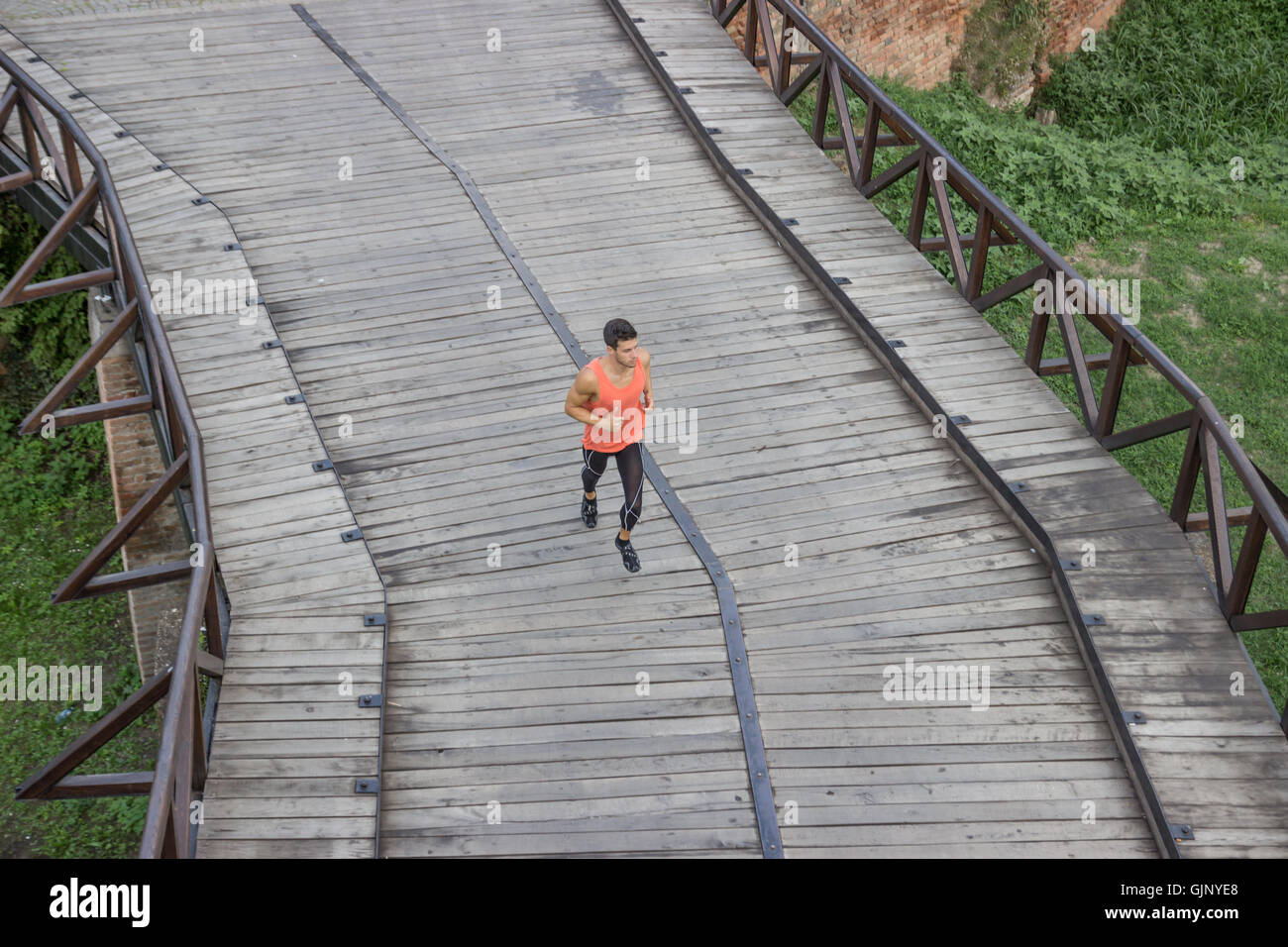 Un uomo correre jogging vista in elevazione al di sopra di alta Foto Stock