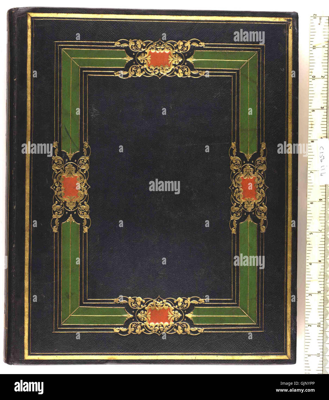 Questo album vuoto presenta foglie colorate e motivi in rilievo che formano una cornice decorativa. Alcune pagine sono state rimosse e sembra essere un oggetto personale o decorativo, probabilmente utilizzato per la fotografia o la scrittura. Foto Stock