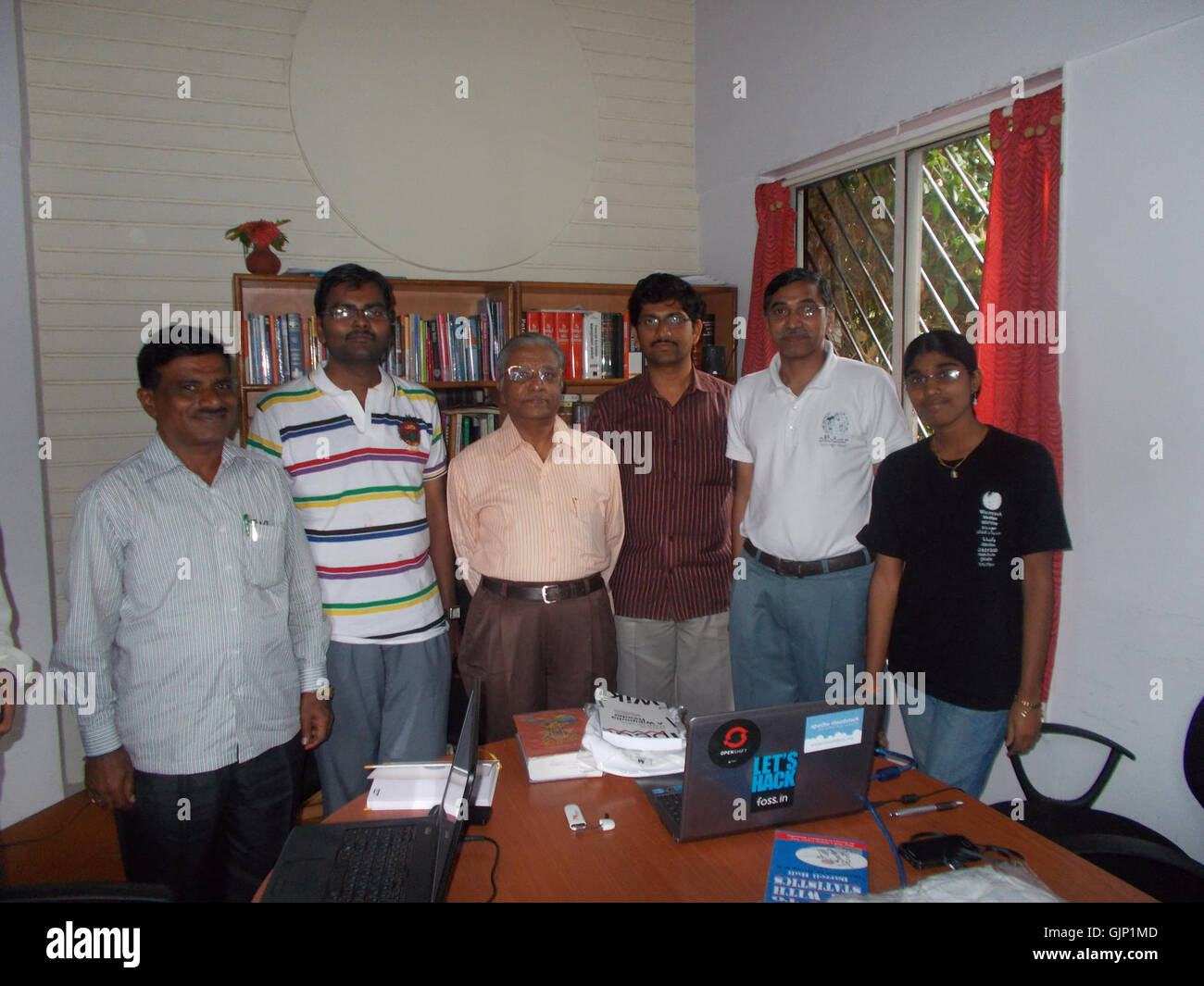 Una foto di gruppo scattata al secondo Meetup te Wikipeidna a Bangalore, India, che cattura partecipanti provenienti da diversi background che si riuniscono per discussioni e condivisione delle conoscenze. Foto Stock