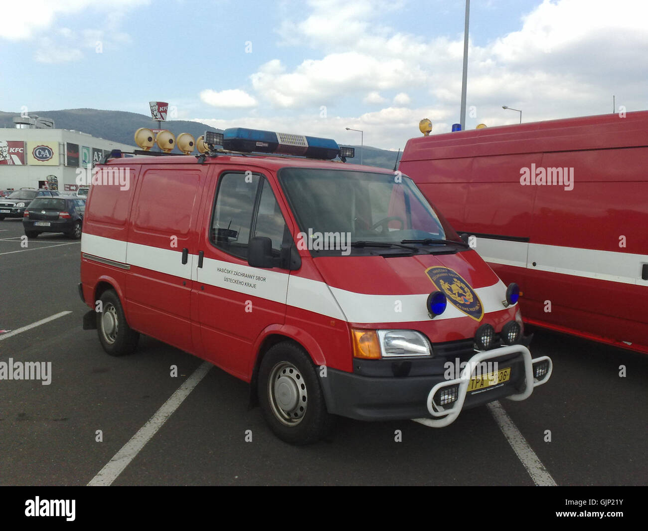 Questa immagine raffigura una scena che coinvolge i vigili del fuoco (Hasici) presso la sede olimpica, probabilmente da un evento moderno o una risposta di emergenza. Cattura un'importante operazione di pubblica sicurezza. Foto Stock