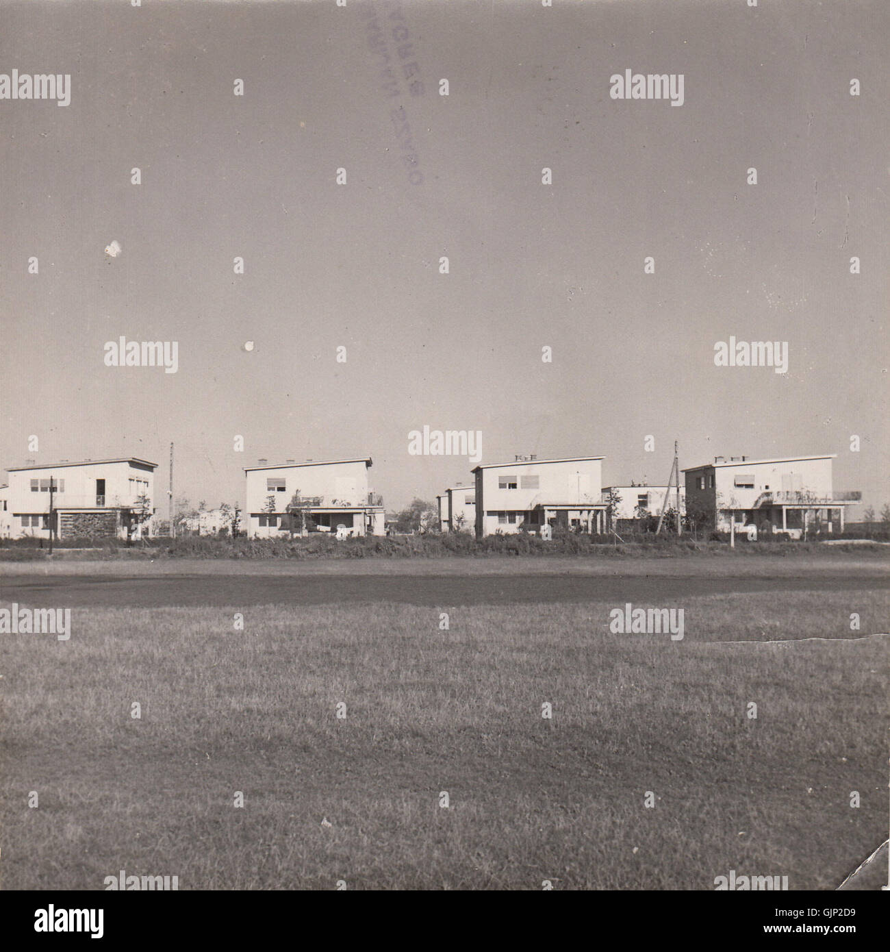 "Cvijetno naselje u izgradnji" (insediamento di fiori in costruzione) raffigura un'area residenziale in via di sviluppo con particolare attenzione alla pianificazione urbana e ai processi di costruzione. L'opera d'arte cattura il paesaggio in evoluzione di un quartiere periferico, riflettendo la miscela di natura e urbanizzazione. Foto Stock