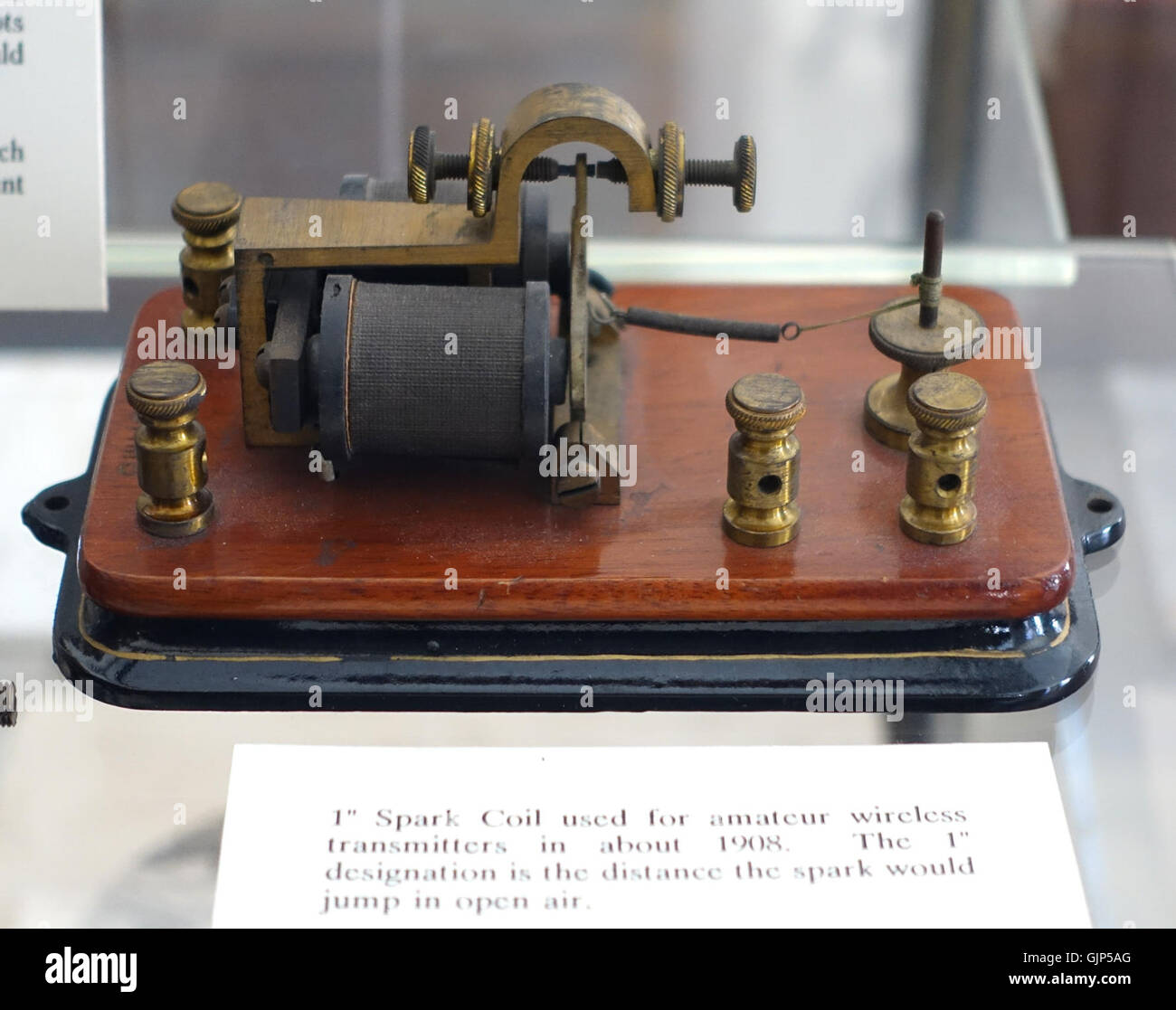 Questa bobina di scintilla da 2,5 cm, utilizzata nei trasmettitori wireless amatoriali intorno al 1908, fa parte della collezione del museo Bennington. La bobina di scintilla è stata un componente chiave nelle prime comunicazioni wireless, contribuendo a generare scintille elettriche necessarie per la trasmissione del segnale radio durante l'infanzia della tecnologia radio. Foto Stock