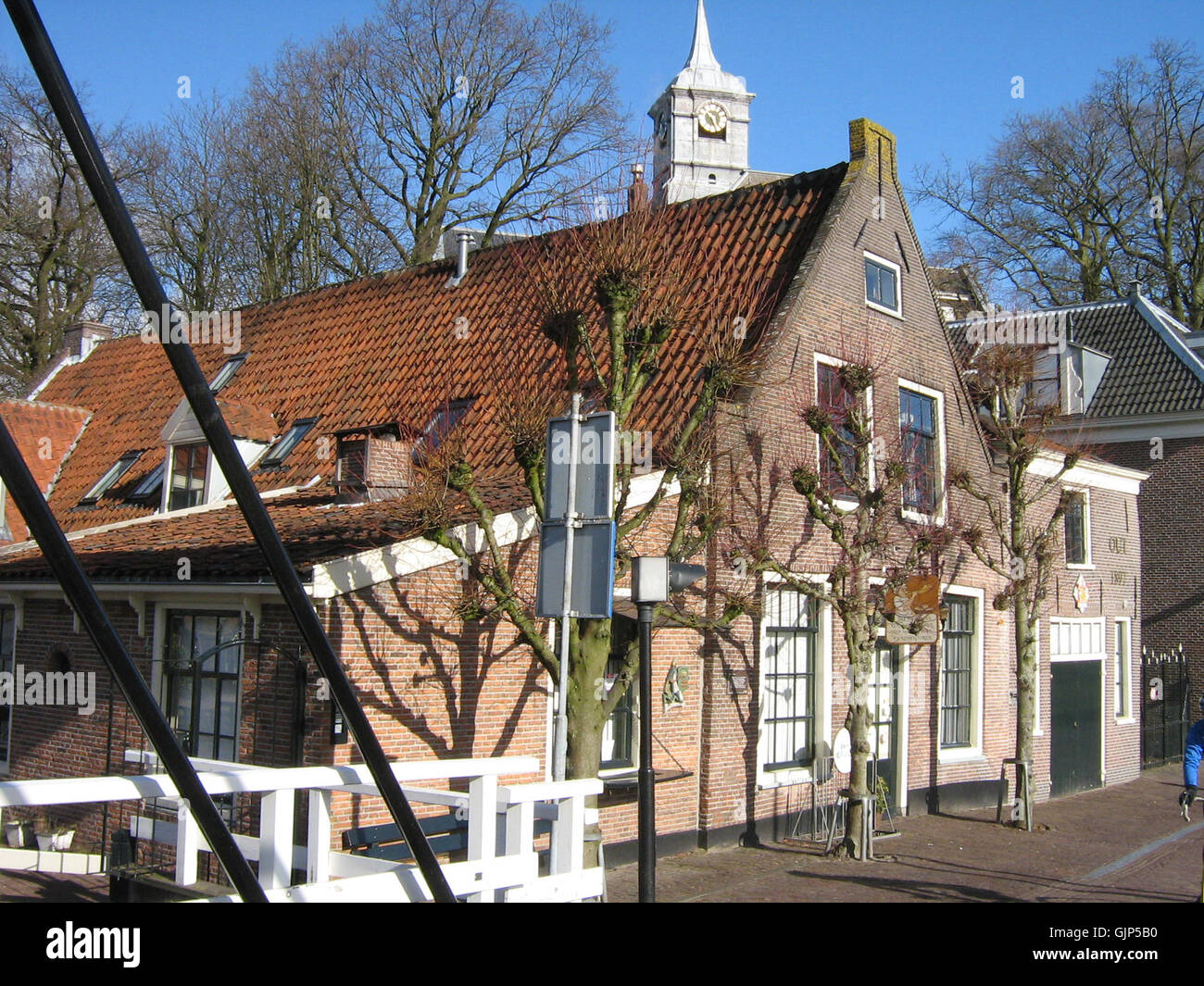 Una vista di Kerkstraat a Ouderkerk aan de Amstel, Paesi Bassi, con le caratteristiche storiche e architettoniche della strada. Foto Stock