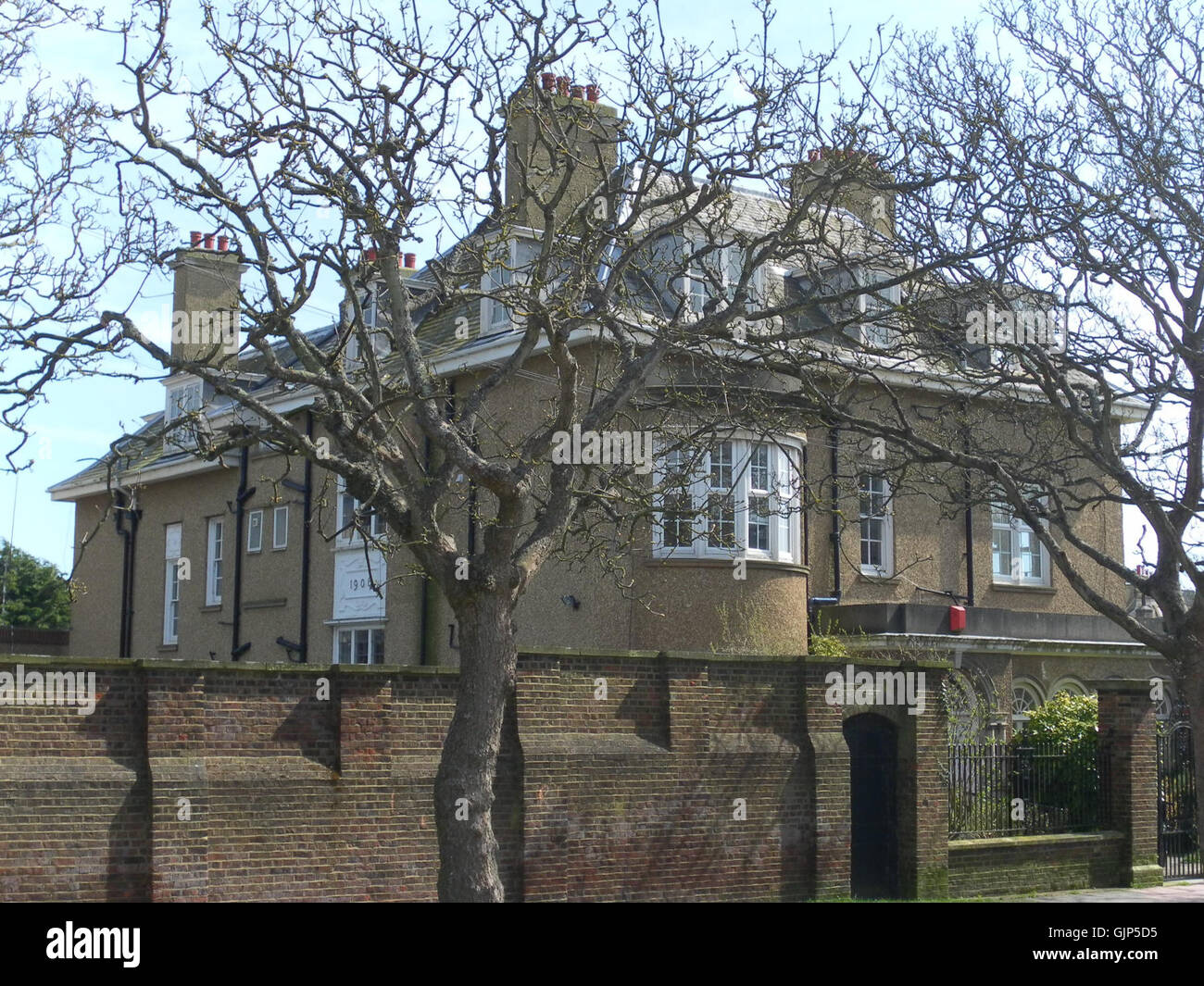 Una fotografia di *1 Manor Road, Kemptown*, Brighton scattata nell'aprile 2013. L'immagine cattura uno storico edificio residenziale nel cuore di Kemptown, che mostra il suo stile architettonico e l'ambiente urbano. Foto Stock