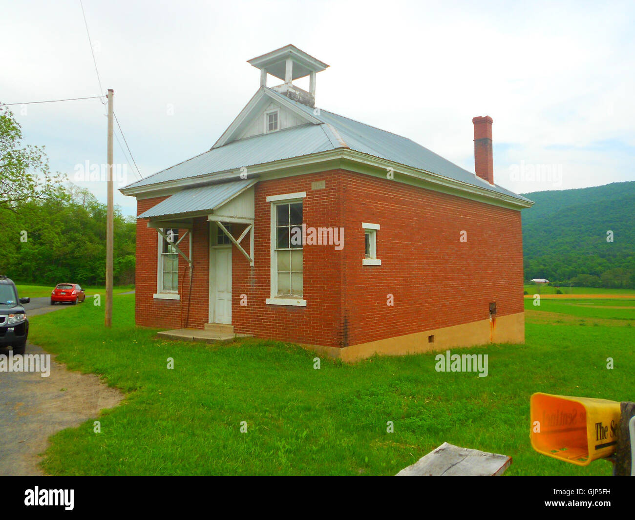 Questa fotografia storica cattura una scuola con una sola stanza su Brown Road, situata a Brady Township, Huntingdon County, Pennsylvania. La scuola riflette le pratiche educative dell'America rurale nel XIX e all'inizio del XX secolo. Foto Stock