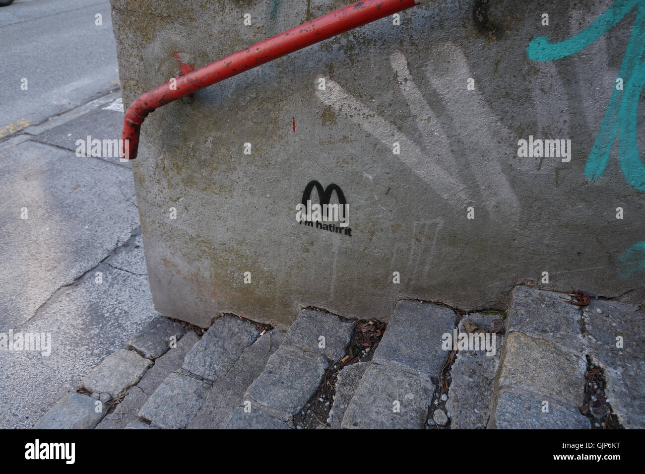'I'm hatin' IT' è un'opera d'arte di graffiti che gioca sull'iconico slogan di McDonald's, offrendo una critica moderna e urbana. Il pezzo unisce l'immagine commercializzata di McDonald's all'estetica della Street art, mettendo in discussione la percezione della cultura dei consumatori e del marchio. Foto Stock