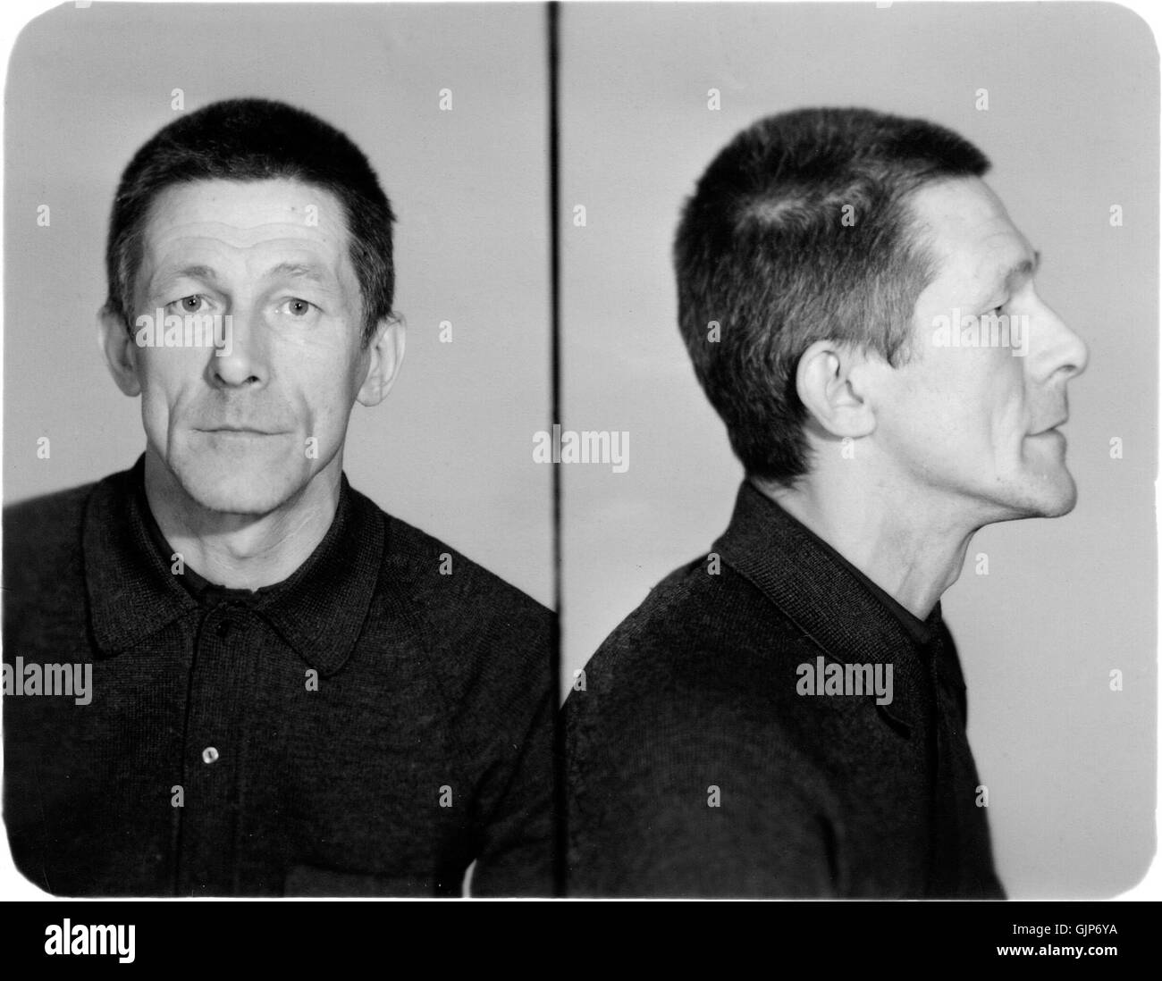 Questa immagine rappresenta l'impatto dell'intervento militare sovietico in Afghanistan. La fotografia evidenzia le tragiche perdite e il costo umano della guerra, come soldati e civili hanno sofferto durante questo conflitto. La guerra, durata dal 1979 al 1989, ebbe un profondo effetto sia sull'Afghanistan che sull'Unione Sovietica. Foto Stock