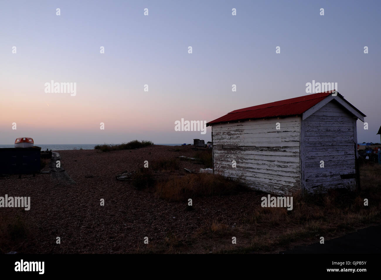 Un vecchio pescatore del capanno sulla costa inglese. Foto Stock