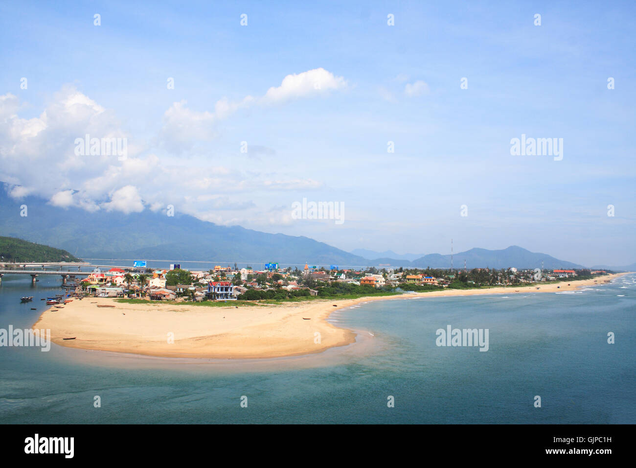 Lang co beach da hai van pass, tonalità, Viet Nam. lang co è un attraente isola-come tratto di palm ombreggiati di sabbia bianca. Foto Stock