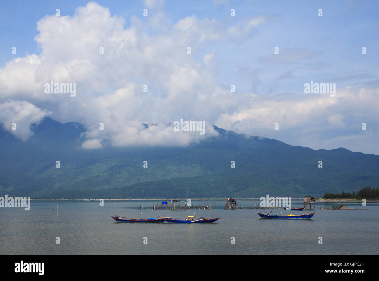 Giro di una laguna, lang co town, tonalità vietnam. Questa laguna è di 800 ettari di acqua salmastra laguna e una destinazione preferita per i fotografi. Foto Stock