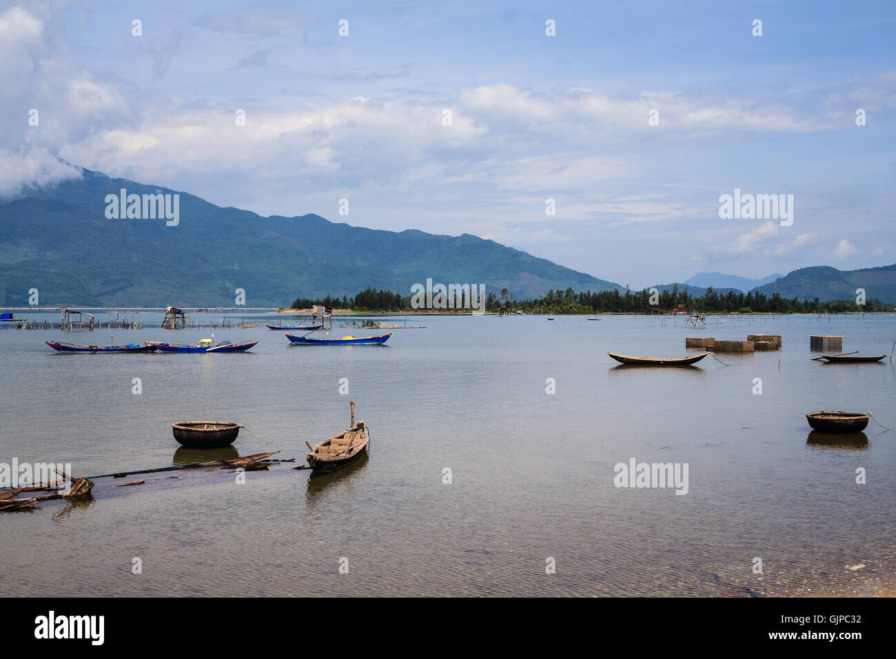 Giro di una laguna, lang co town, tonalità vietnam. Questa laguna è di 800 ettari di acqua salmastra laguna e una destinazione preferita per i fotografi. Foto Stock