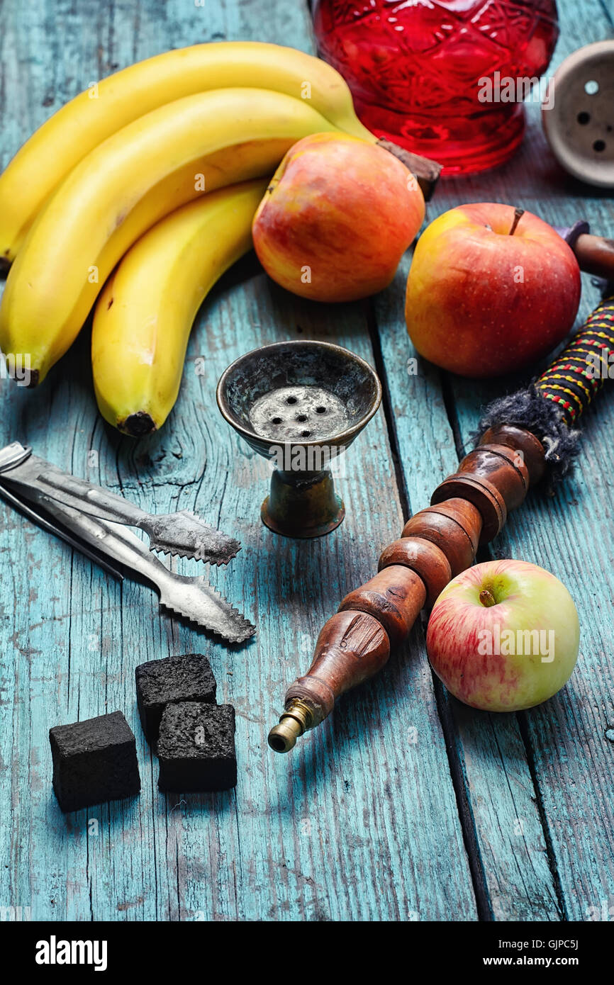Arabo tradizionale narghilè tabacco con aroma di banana Foto Stock