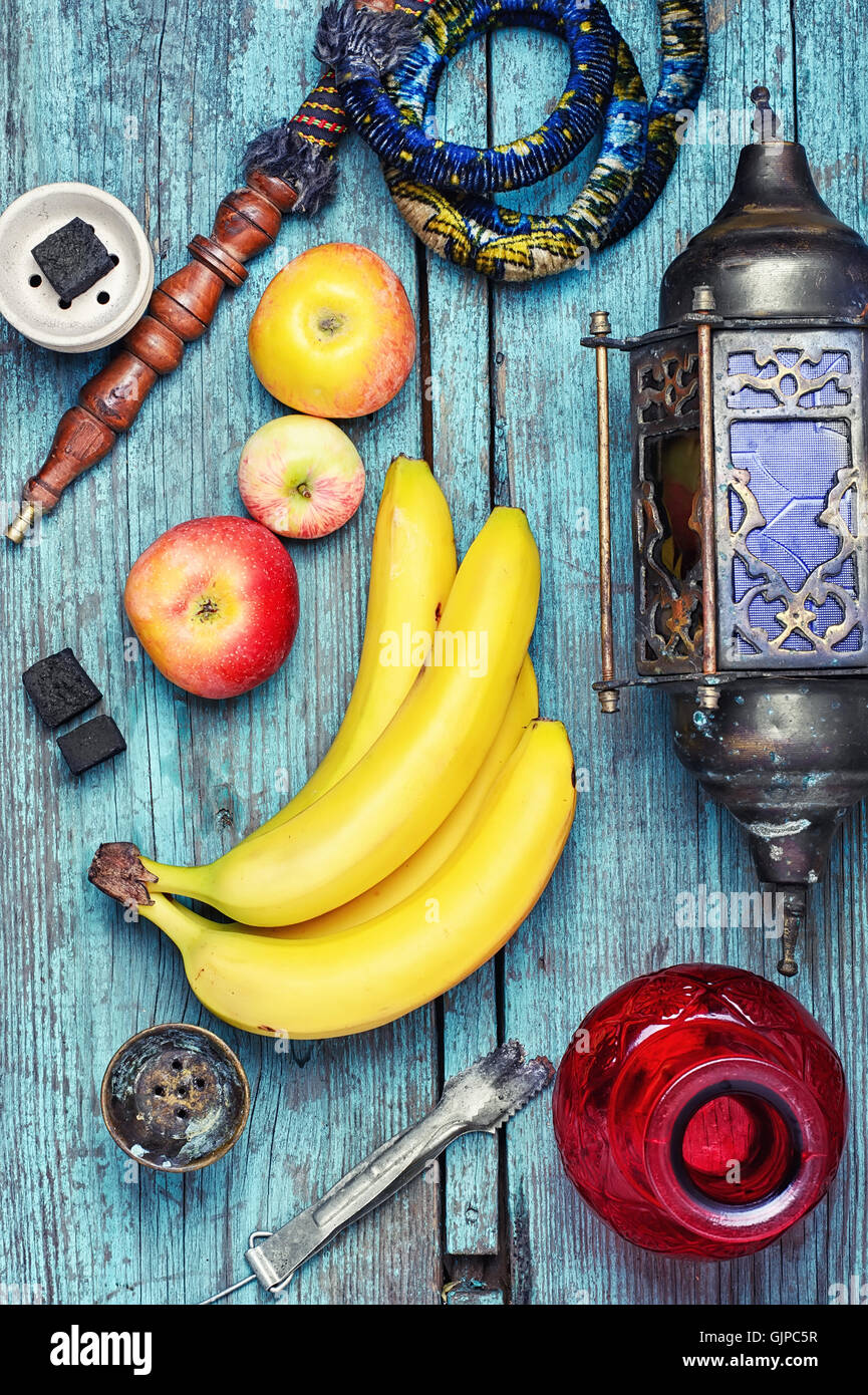 Arabo tradizionale narghilè tabacco con aroma di banana Foto Stock