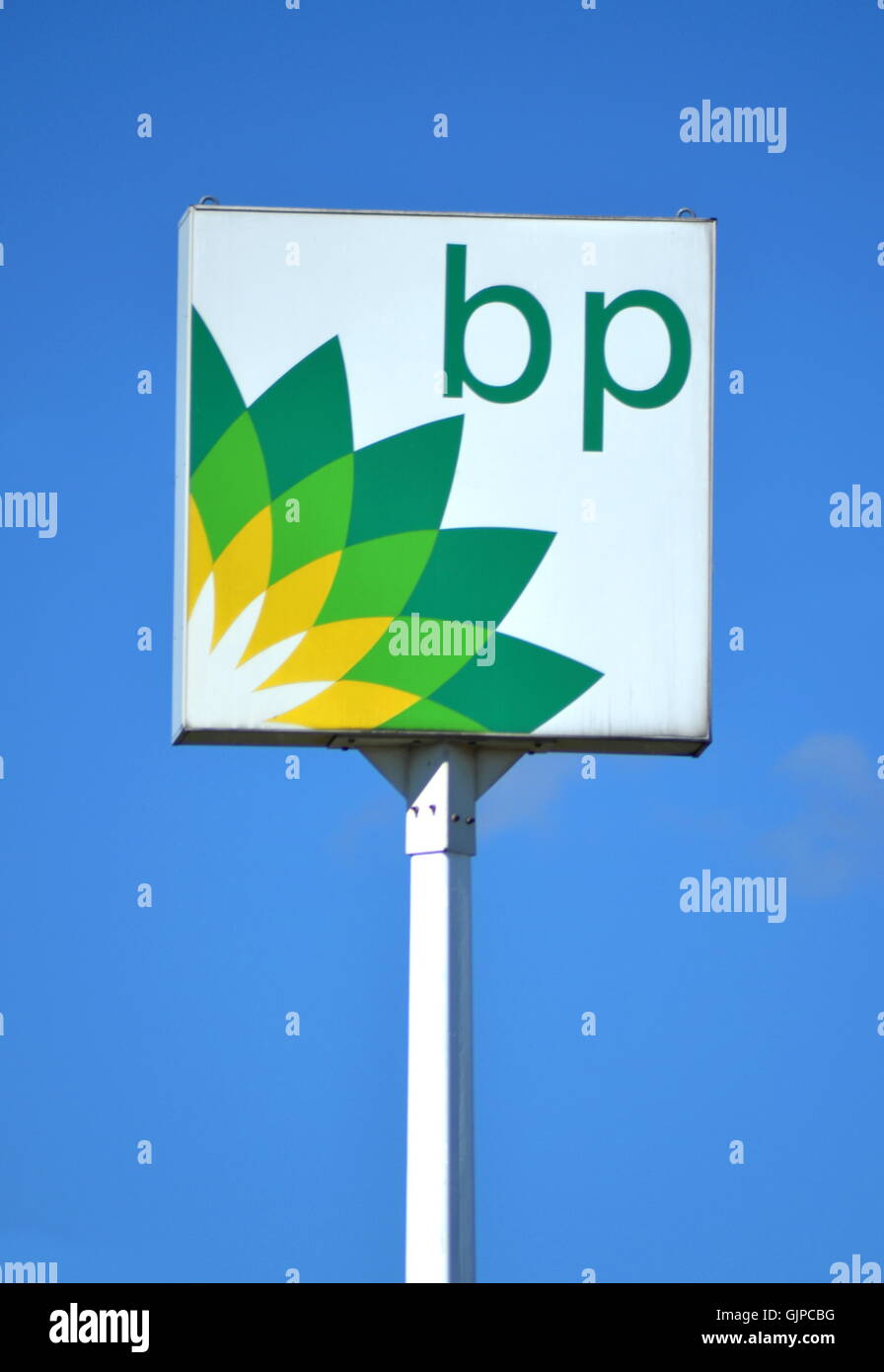 Segno di BP contro il cielo blu. Foto Stock