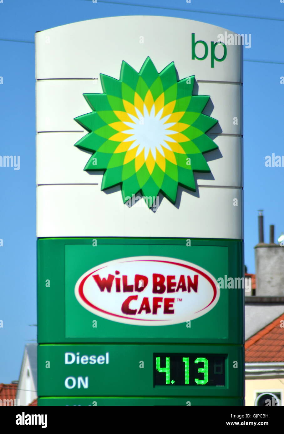 Segno di BP contro il cielo blu. Foto Stock