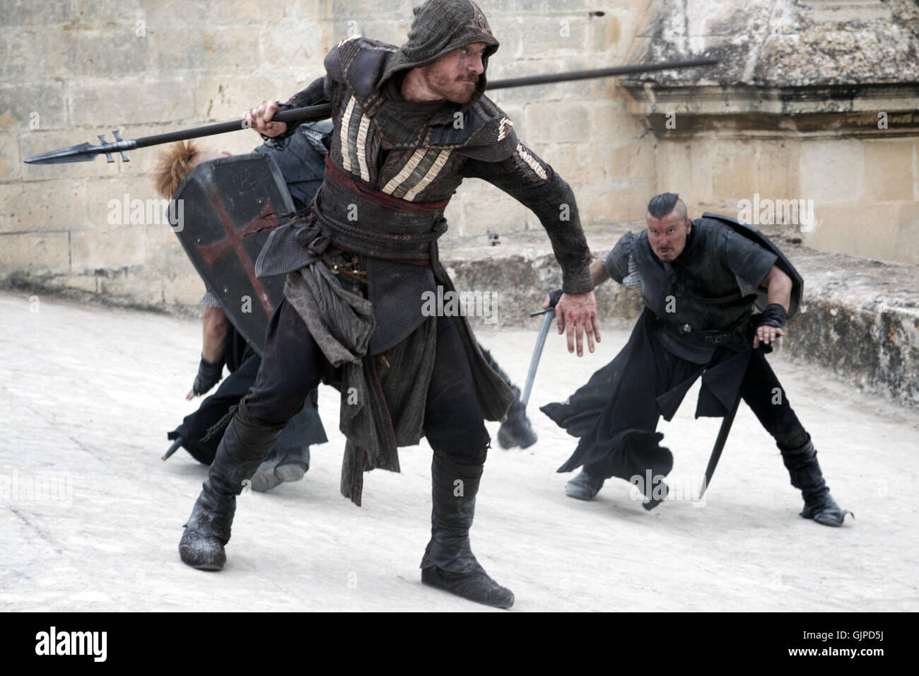 Assassin's Creed è un imminente avventura azione film basato sul videogioco del franchising lo stesso nome. Esso è diretto da Justin Kurzel e stelle Michael Fassbender. Questa fotografia è per il solo uso editoriale ed è il copyright del film company e/o il fotografo assegnato dal film o società di produzione e può essere riprodotto solo da pubblicazioni in congiunzione con la promozione del film di cui sopra. Un credito per il film company è richiesto. Il fotografo deve anche essere accreditato quando noto. Foto Stock