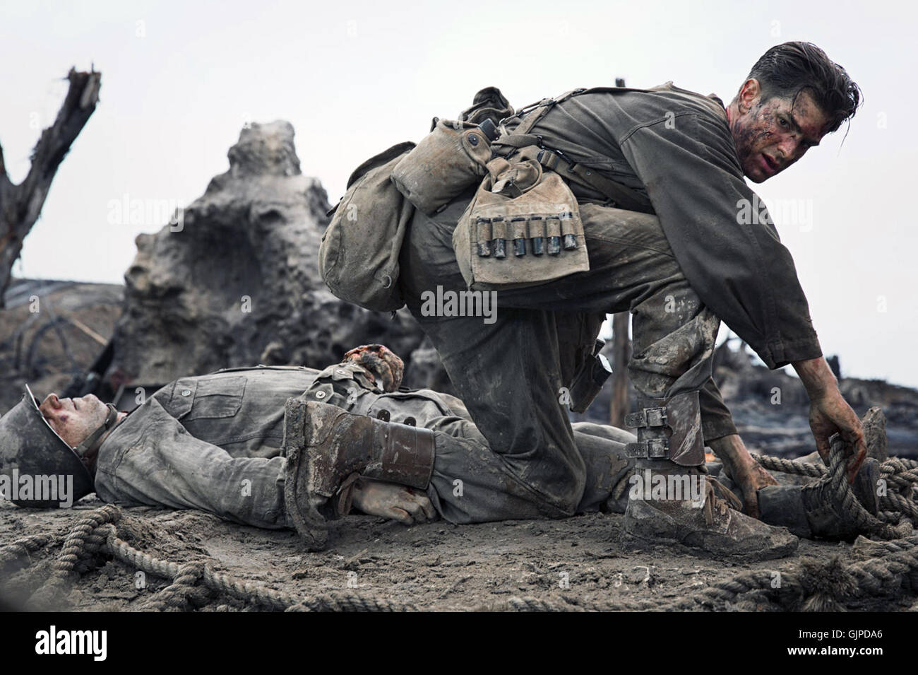 Hacksaw Ridge è un imminente American Biographical guerra film diretto da Mel Gibson e scritto da Andrew Knight, Robert Schenkkan Randall Wallace, e Gregorio Crosby. Questa fotografia è per il solo uso editoriale ed è il copyright del film company e/o il fotografo assegnato dal film o società di produzione e può essere riprodotto solo da pubblicazioni in congiunzione con la promozione del film di cui sopra. Un credito per il film company è richiesto. Il fotografo deve anche essere accreditato quando noto. Foto Stock