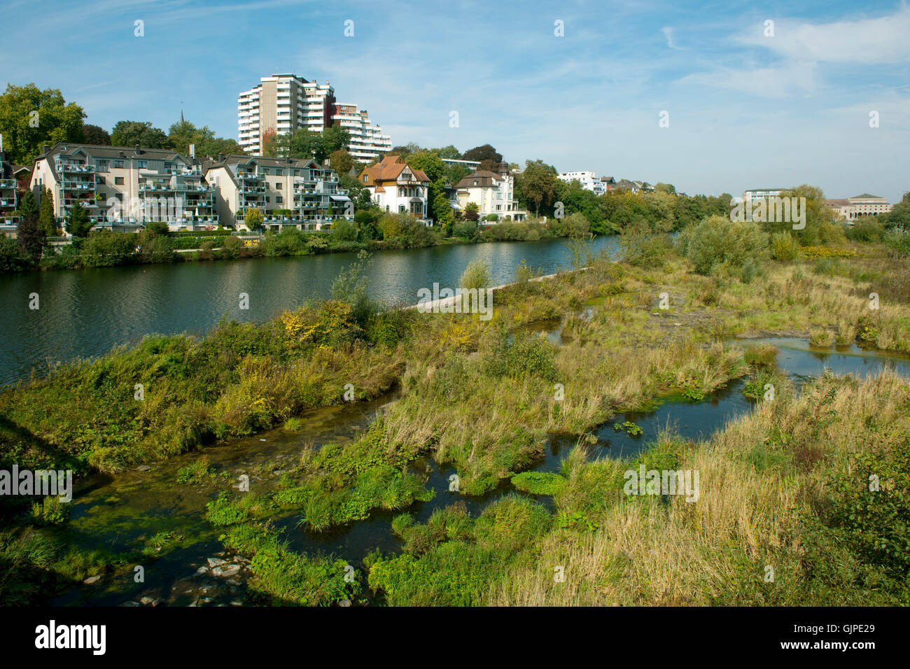 Deutschland, Renania settentrionale-Vestfalia, Mühlheim an der Ruhr, Kassenberg im Stadtteil Broich, Blick von der Schleuseninsel über das Na Foto Stock