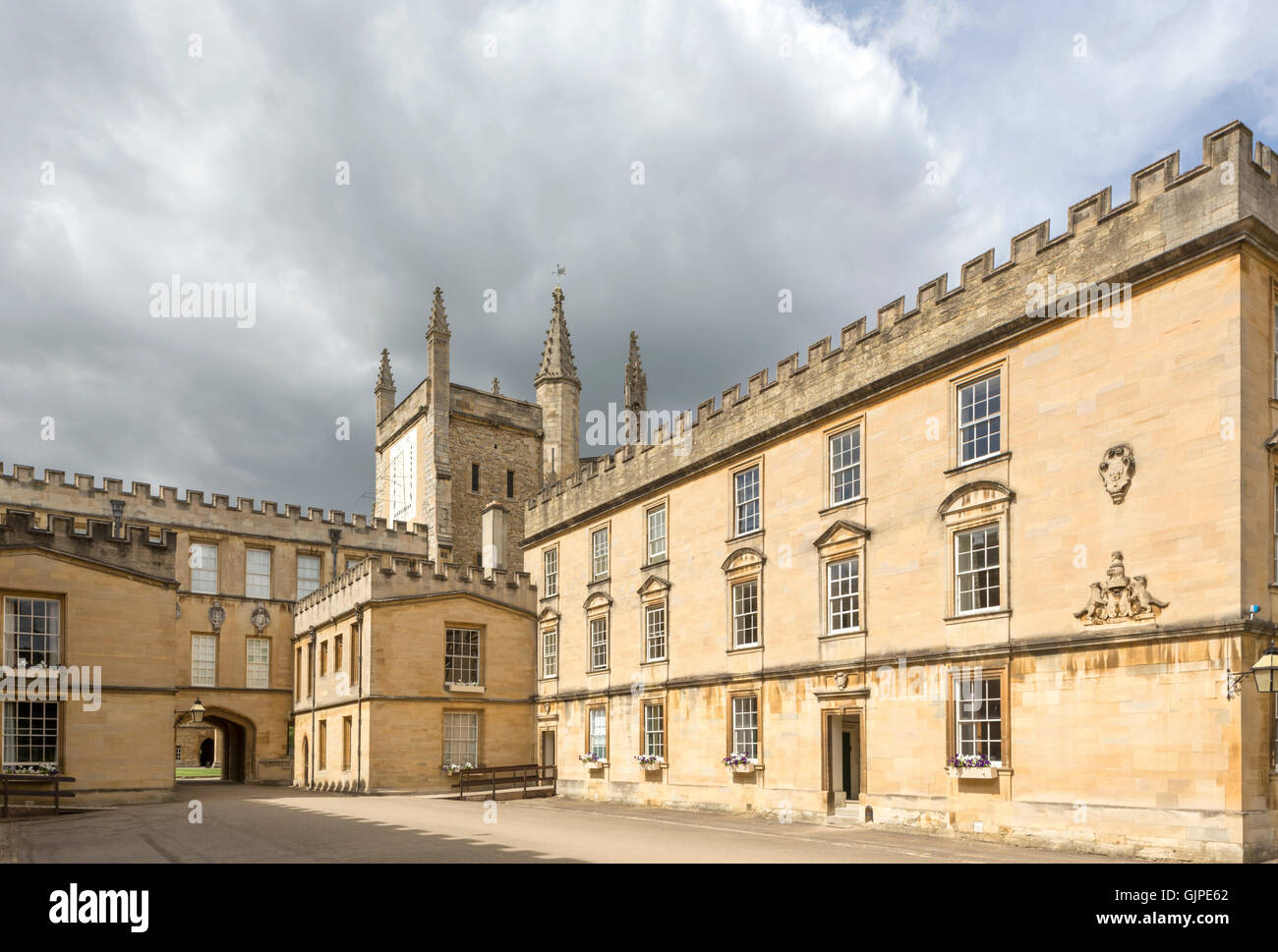 La straordinaria architettura del giardino del quadrangolo a New College di Oxford, England, Regno Unito Foto Stock