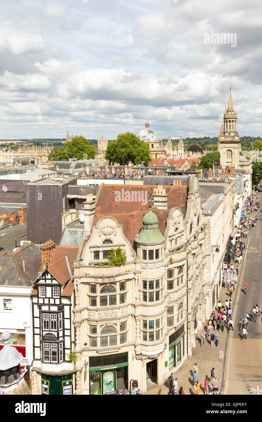 Una veduta aerea di Oxford city centre guardando giù High Street, Oxford, Oxfordshire, England, Regno Unito Foto Stock