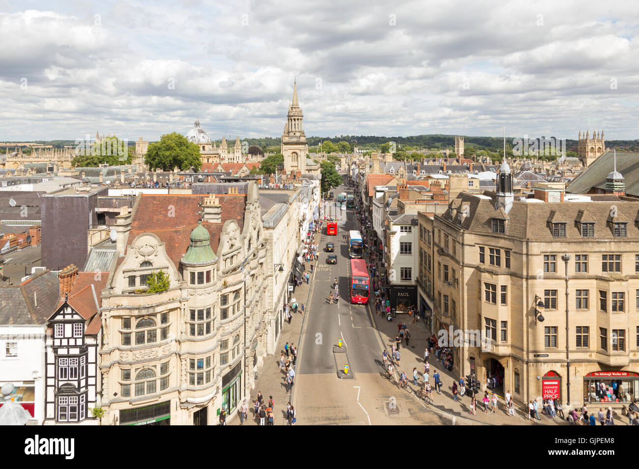 Una veduta aerea di Oxford city centre guardando giù High Street, Oxford, Oxfordshire, England, Regno Unito Foto Stock