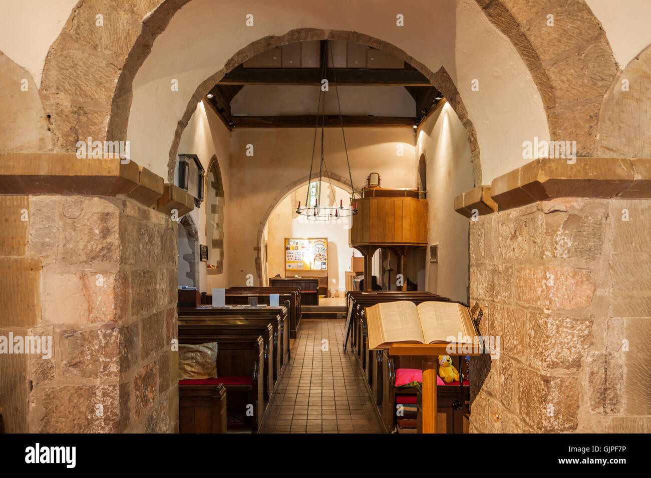 Interno della chiesa normanna St Wulfran in Ovingdean, East Sussex, Inghilterra. Foto Stock