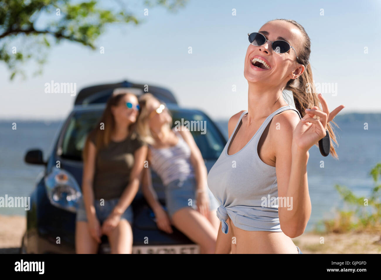 Overjoyed donna in appoggio sulla spiaggia Foto Stock