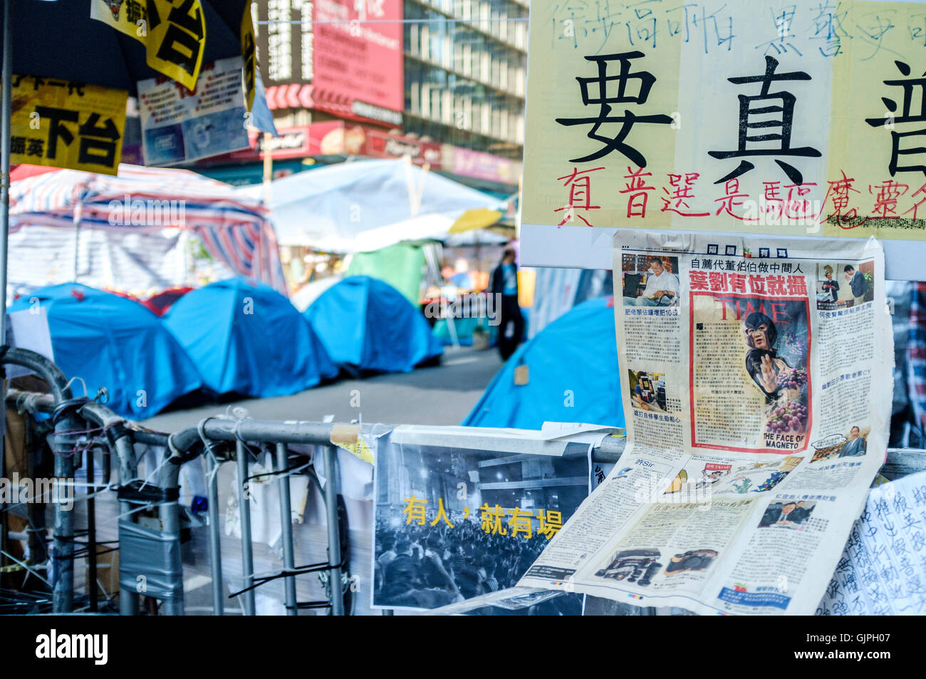 Le indicazioni stradali e le tende della cosiddetta 2014 'Ombrello Rivoluzione', la Penisola di Kowloon, Hong Kong, Cina. Foto Stock