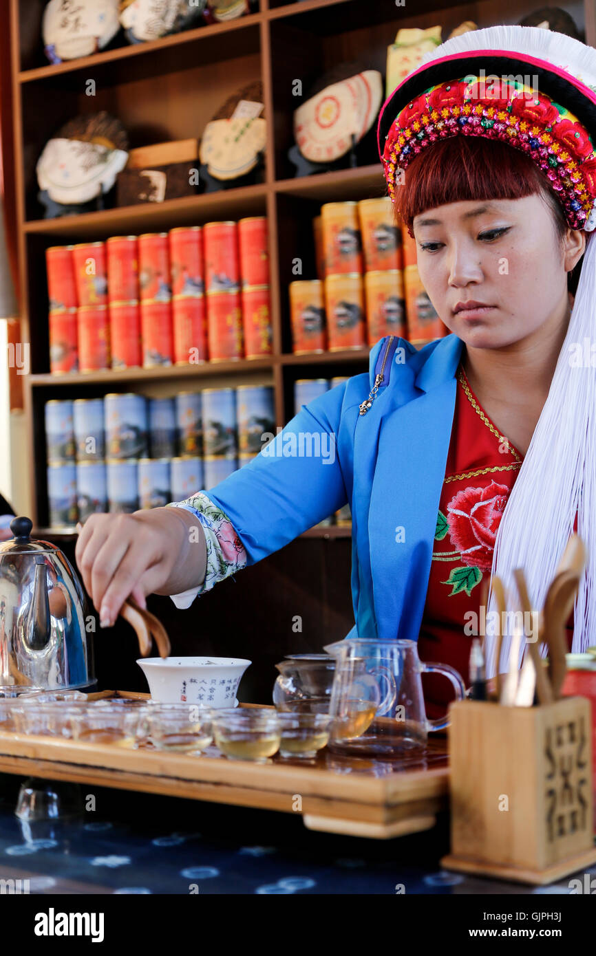 La Minoranza Bai donna dimostrando la tradizionale cerimonia del tè cinese, Xizhou, Yunnan in Cina. Foto Stock