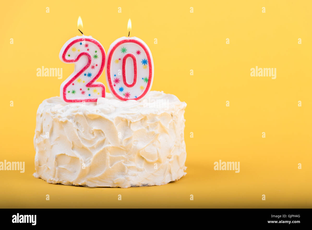 Torta smerigliato con il numero 20 candele accese Foto Stock