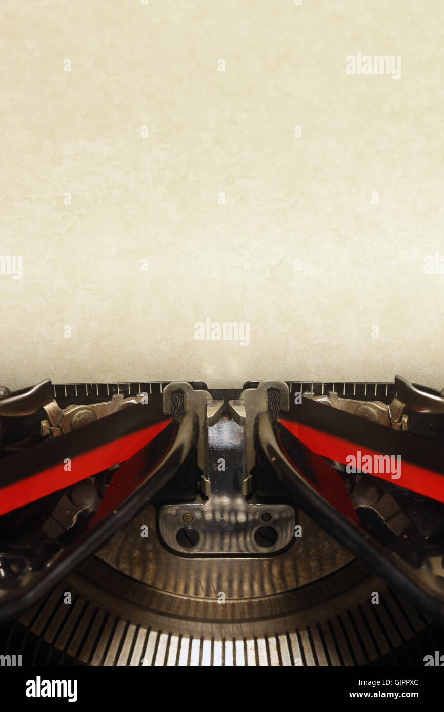 Vecchia macchina da scrivere vintage con carta bianca Foto Stock