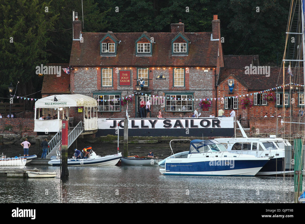 Il famoso velista Jolly sul bel fiume Hamble, Old Bursledon dalla sera alla sun verso il basso Foto Stock