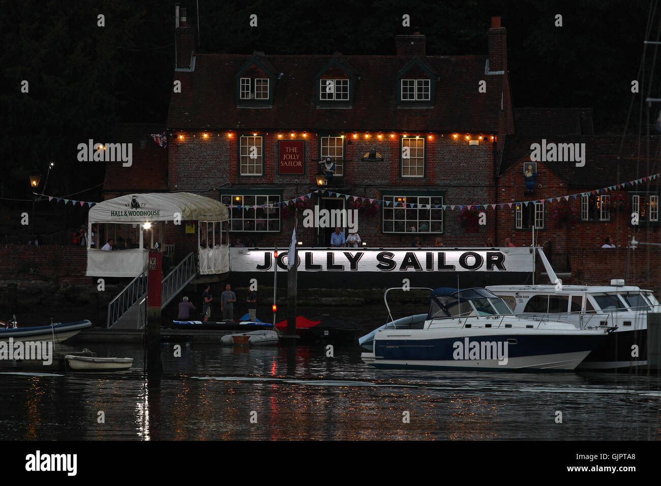 Il famoso velista Jolly sul bel fiume Hamble, Old Bursledon dalla sera alla sun verso il basso Foto Stock